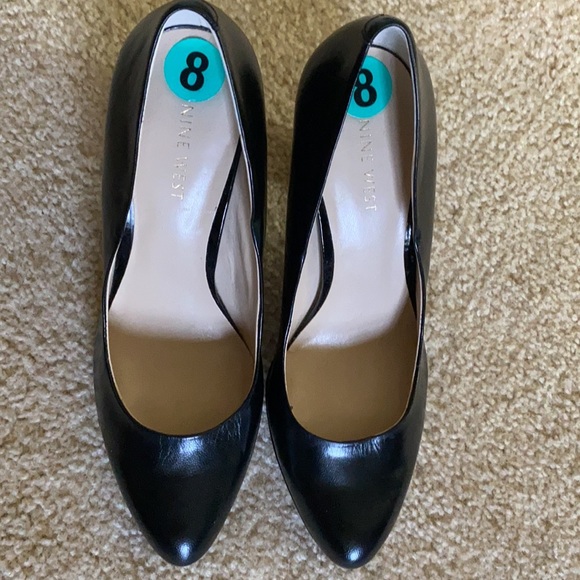 Black leather heels with gold detail - Picture 2 of 4